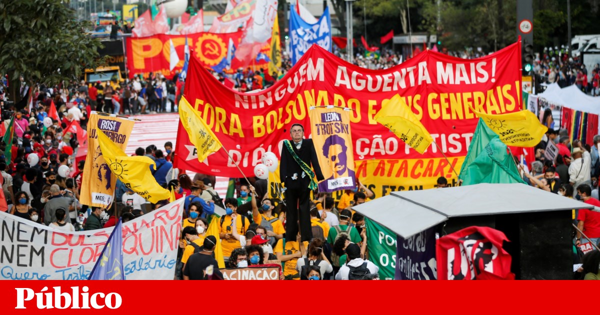 Brasileiros voltam a sair às ruas para pedir a destituição de Bolsonaro