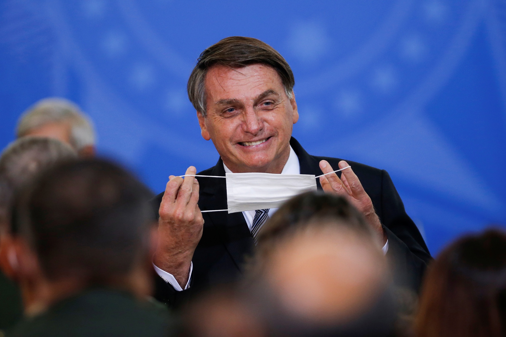 Brasileiros dão a Bolsonaro a pior avaliação de sempre e consideram-no falso, incompetente e autoritário