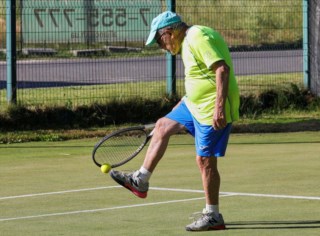 Aos 97 anos, o jogador de tênis mais velho do mundo quer enfrentar