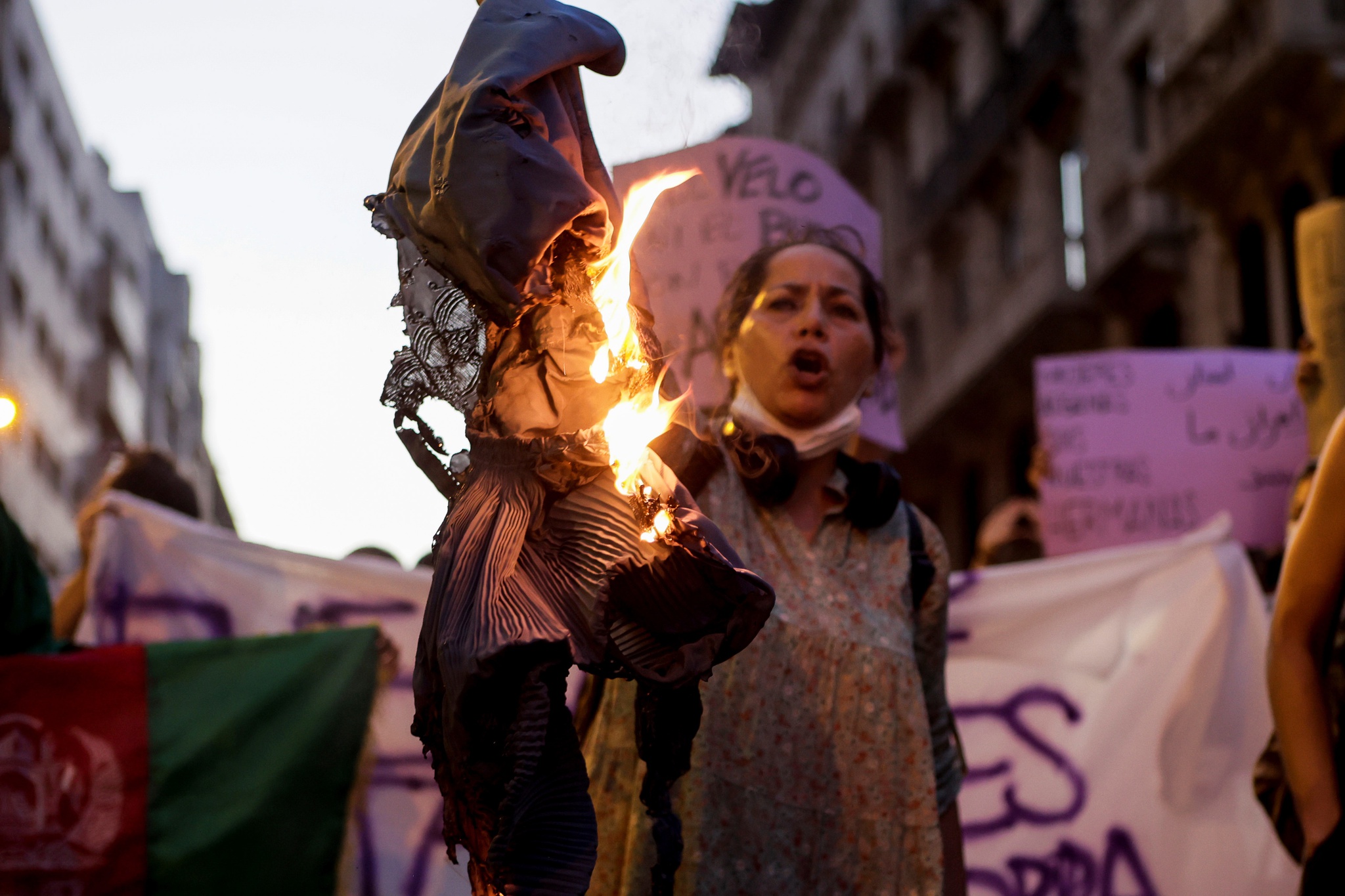 Não encosta nas minhas roupas: mulheres afegãs protestam nas