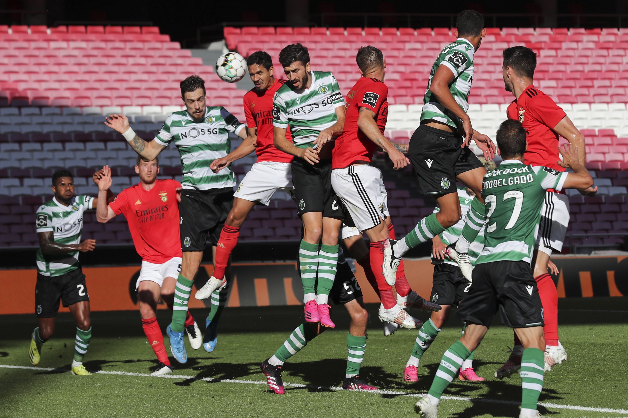 Benfica e outros três clubes portugueses têm jogadores diagnosticados com  Covid-19, futebol português