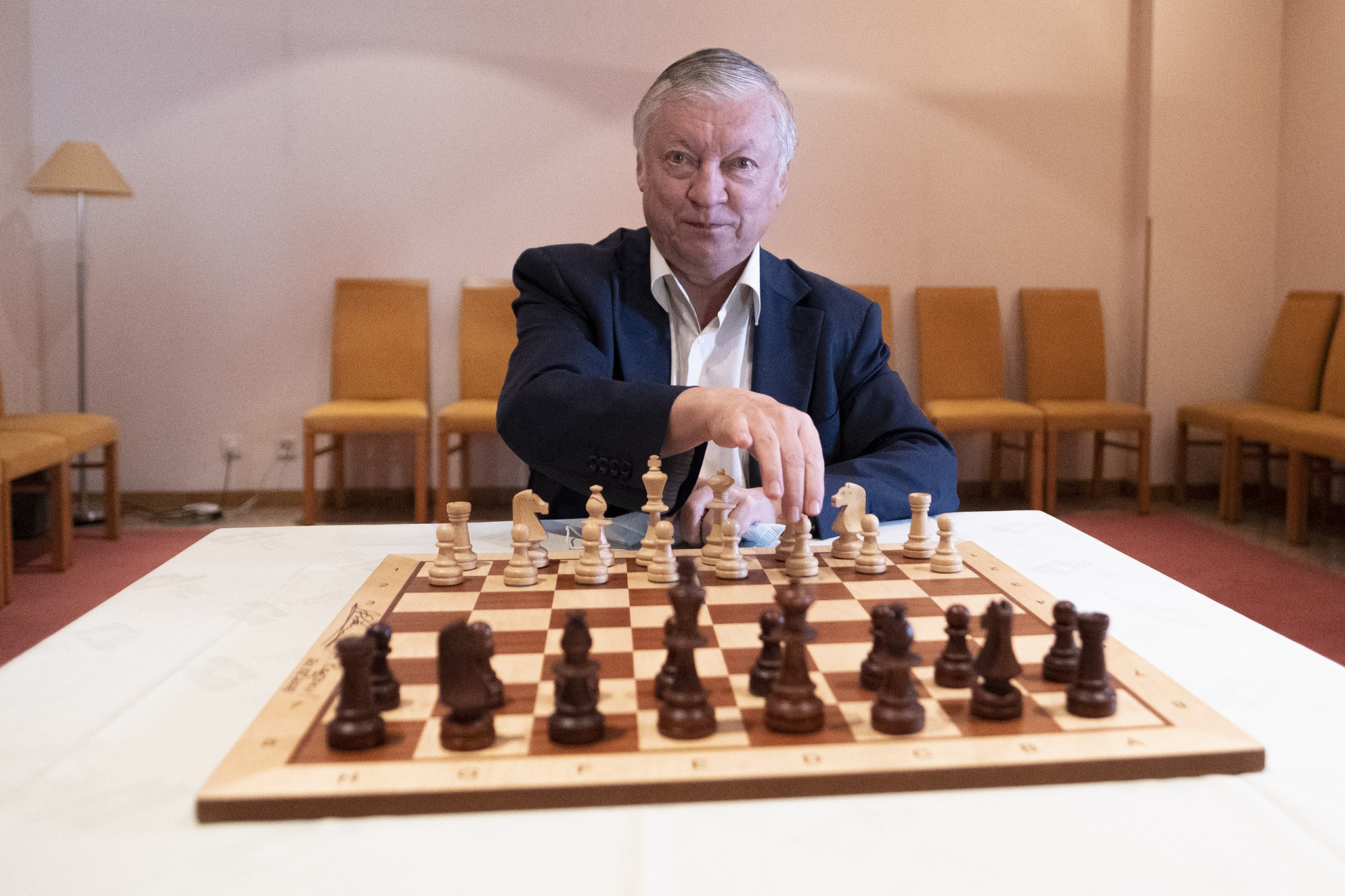 Anatoli Karpov, antigo campeão mundial de xadrez, em coma induzido
