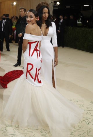 Ariana Grande casa usando vestido de noiva criado pela designer de moda Vera  Wang