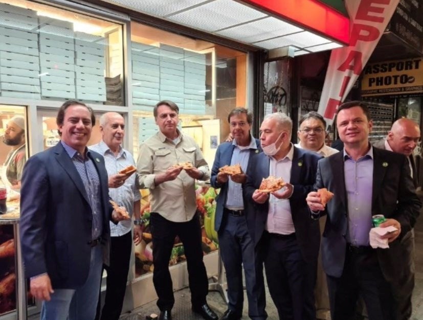 Bolsonaro come en las calles de Nueva York porque no está vacunado |  COVID-19 Bolsonaro come en las calles de Nueva York porque no está vacunado |  COVID-19