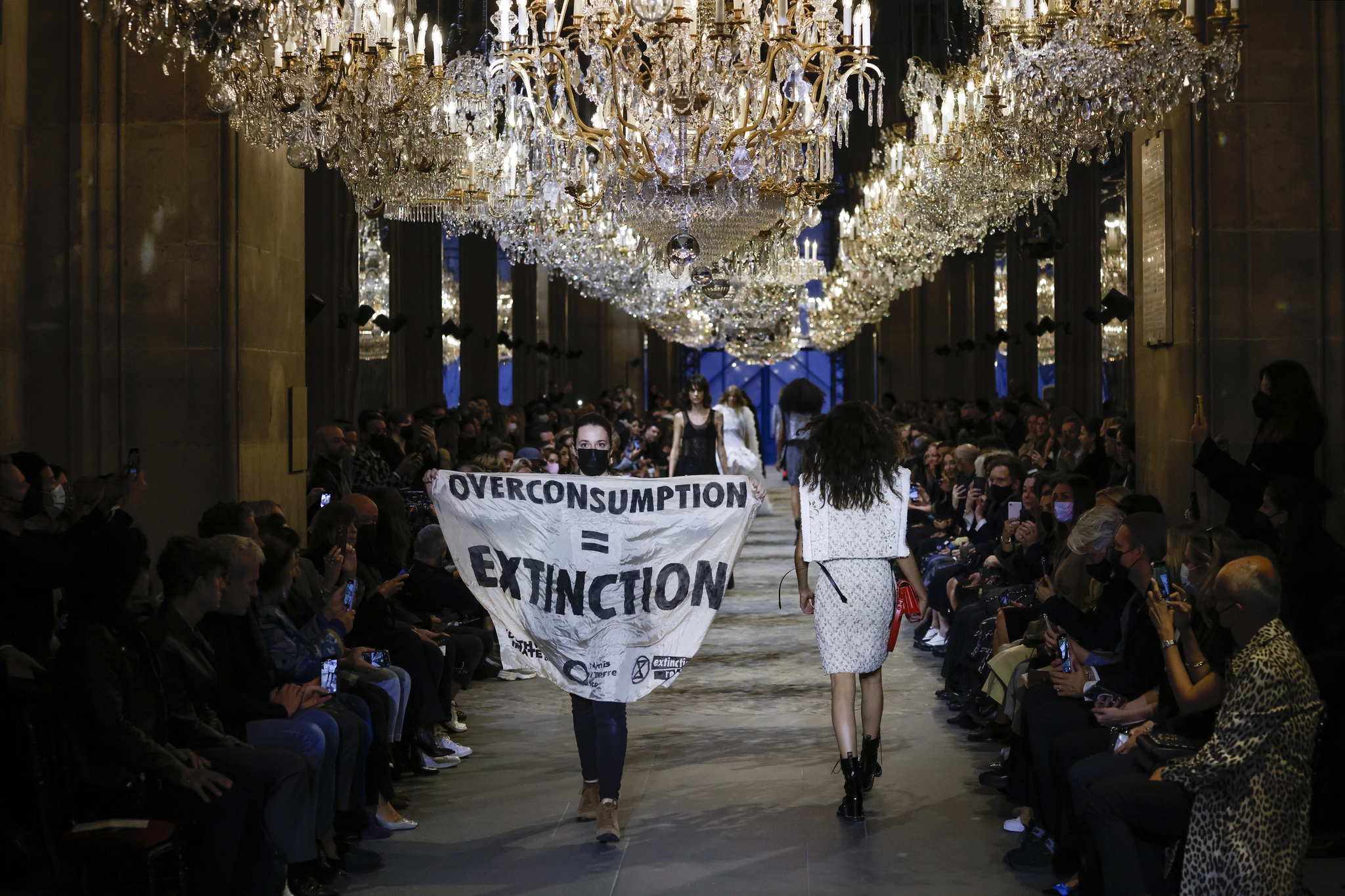 A Louis Vuitton deu um baile no Louvre. Perdão, um desfile - Moda