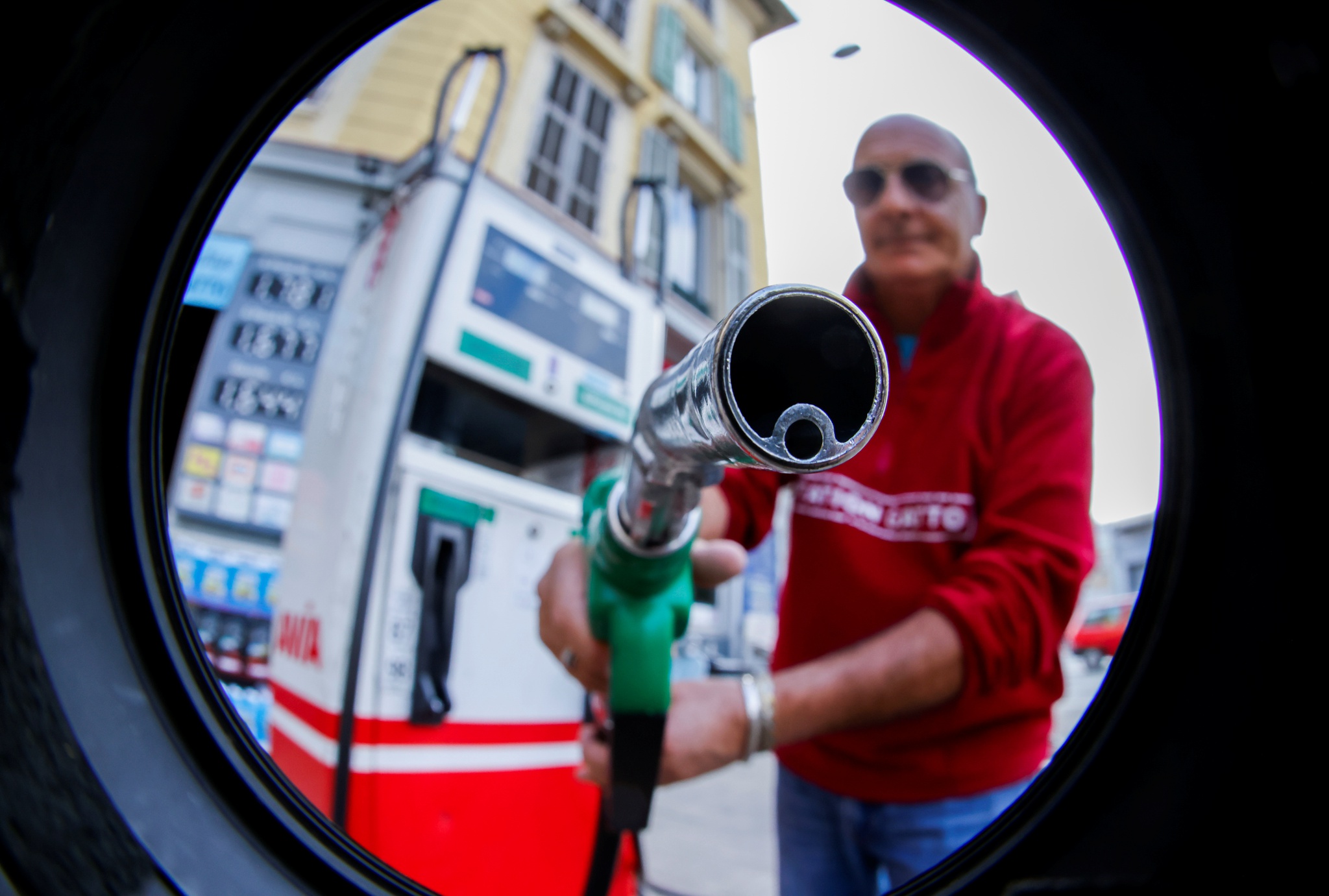 La France va donner un « chèque carburant » de 100 € à ceux qui perçoivent moins de 2000 € |  Carburants