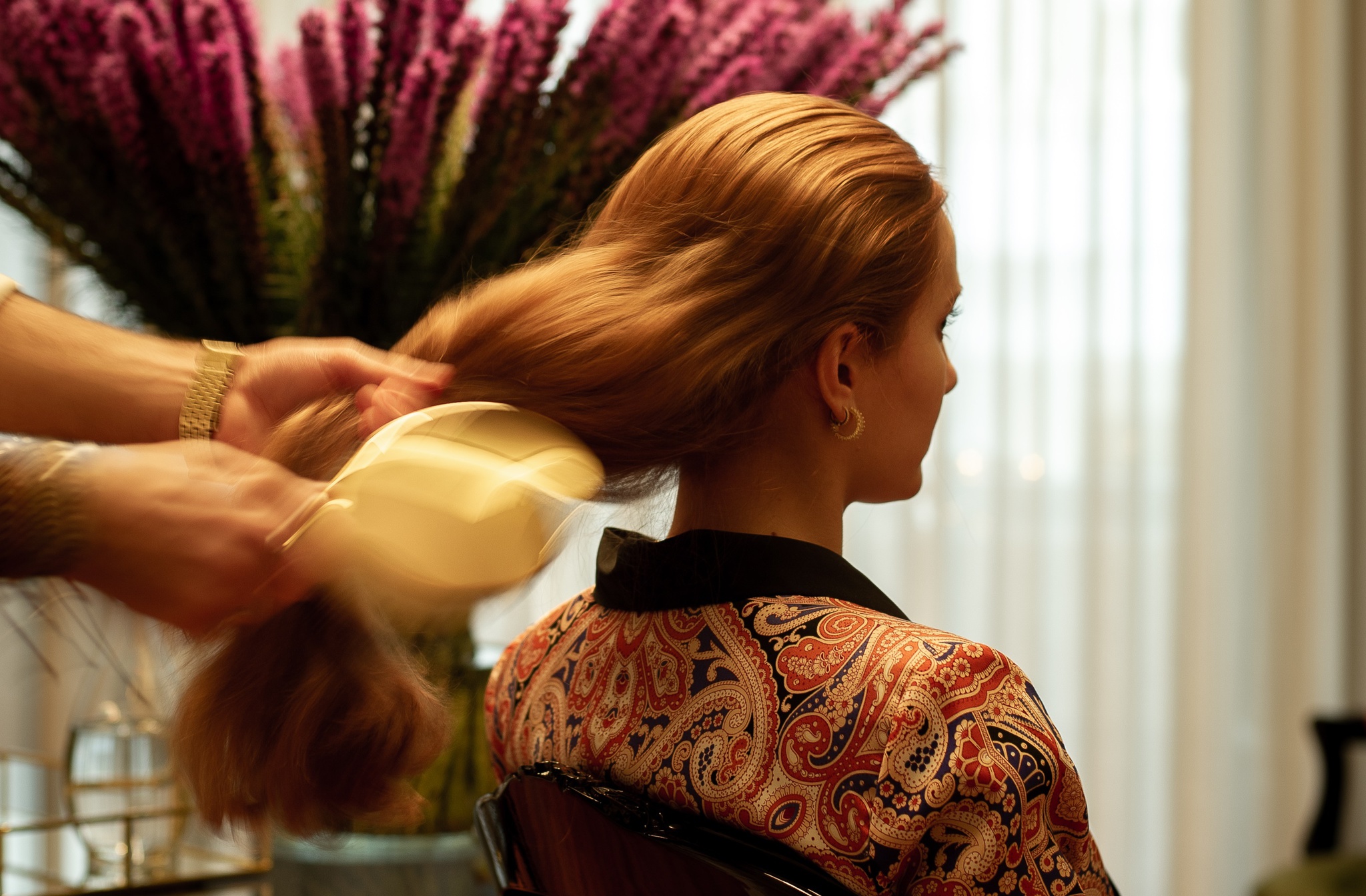 De aprendiz a dono de salão: cabeleireiro conta como realizou