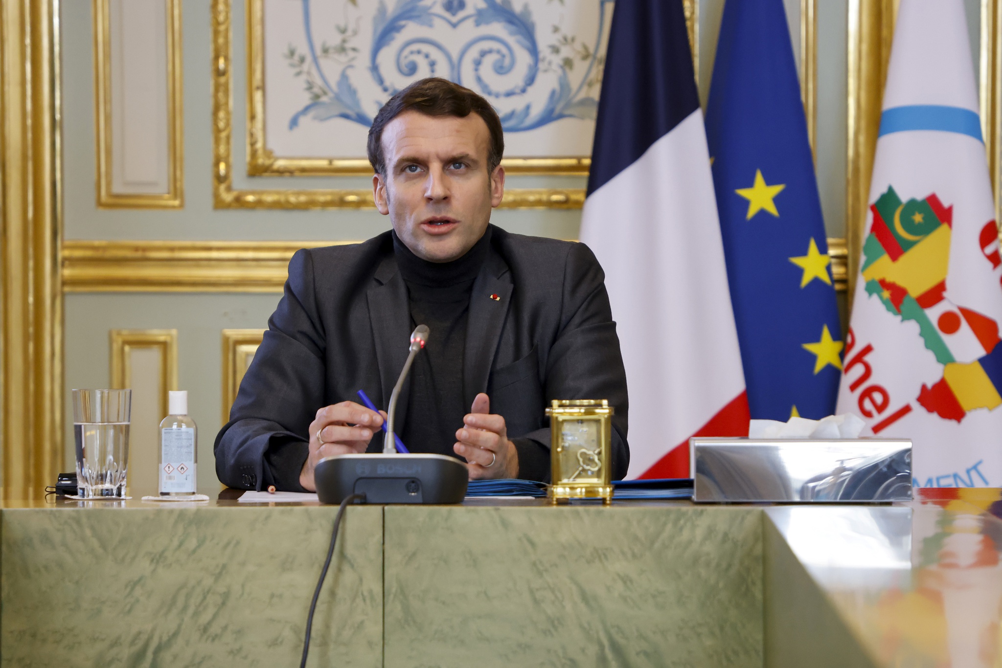 Macron a changé le bleu du drapeau français et personne ne l’avait remarqué |  La France