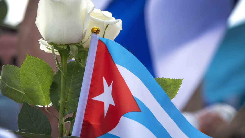 Kubanische Flagge, Symbolbild | Bildquelle: https://imagens.publico.pt/imagens.aspx/1642032?tp=UH&db=&type=&w=960&h=540&act=cropResize © EFE/Cristóbal Herrera-Ulashkevich | Bilder sind in der Regel urheberrechtlich geschützt