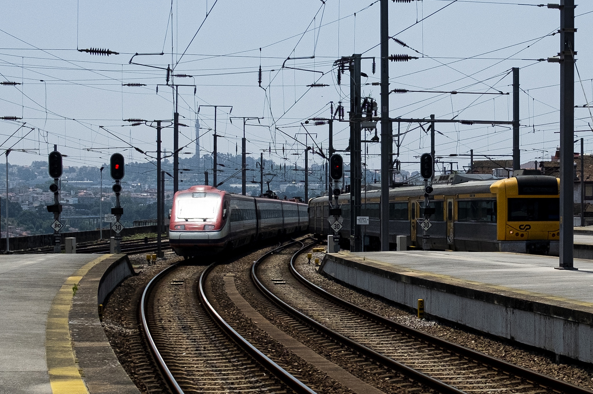 Projectistas contra-atacam e criticam Governo sobre atrasos do Ferrovia 2020