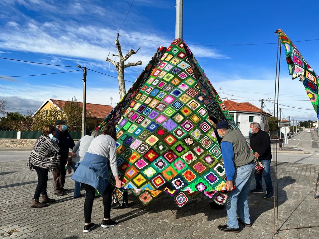 Em Medelim, a união ergueu uma árvore de Natal em croché: foi feita à mão  por 50 mulheres | Idanha-a-Nova | PÚBLICO