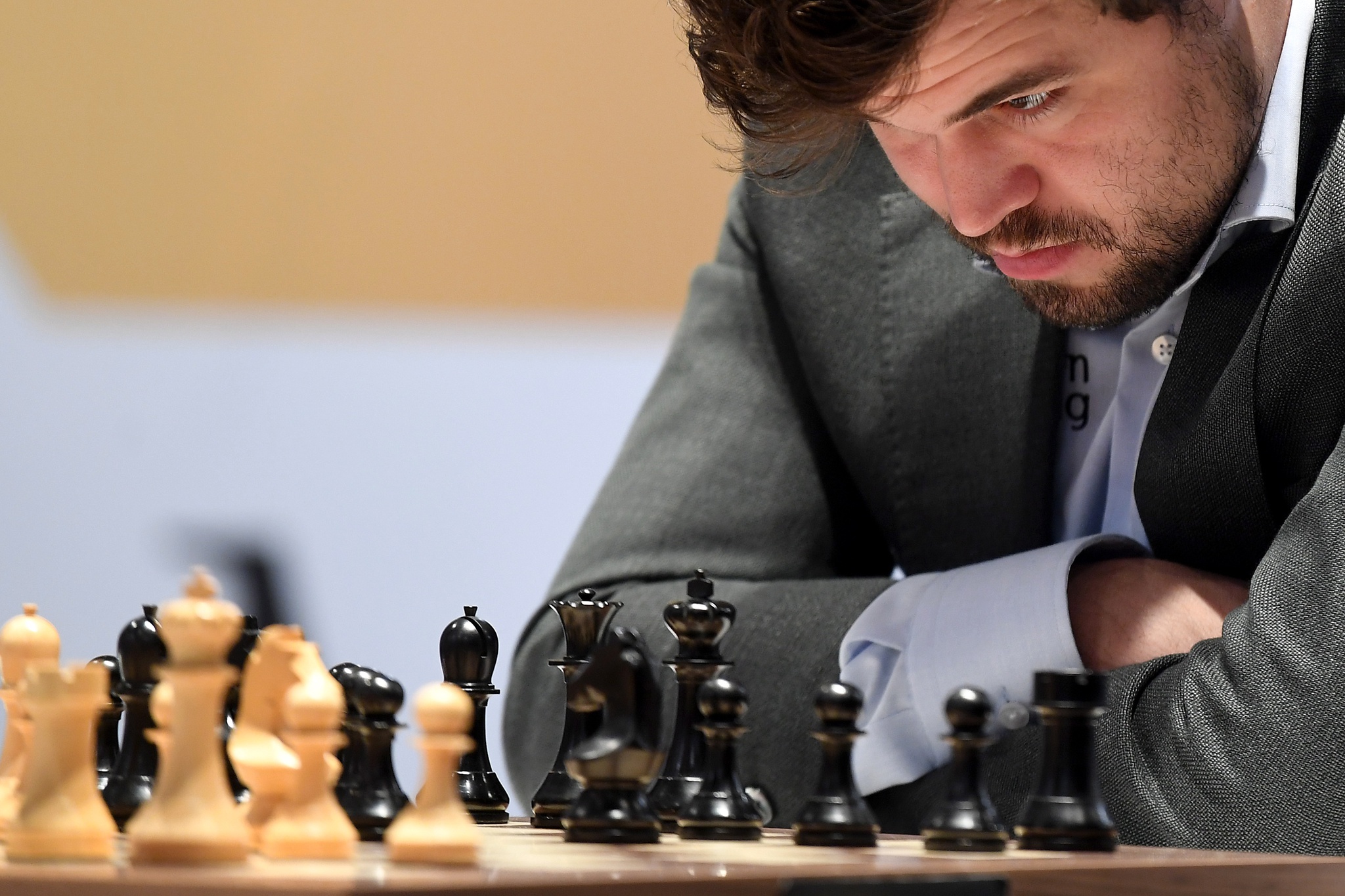 Norueguês Carlsen defende liderança no torneio de xadrez Tata