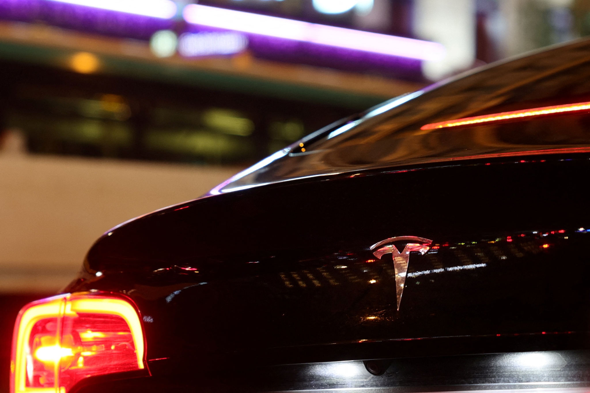 Une compagnie de taxi parisienne gèle la flotte de Teslas après un accident mortel.  La société de Musk affirme qu’il n’y a eu aucune défaillance technique |  Enquête