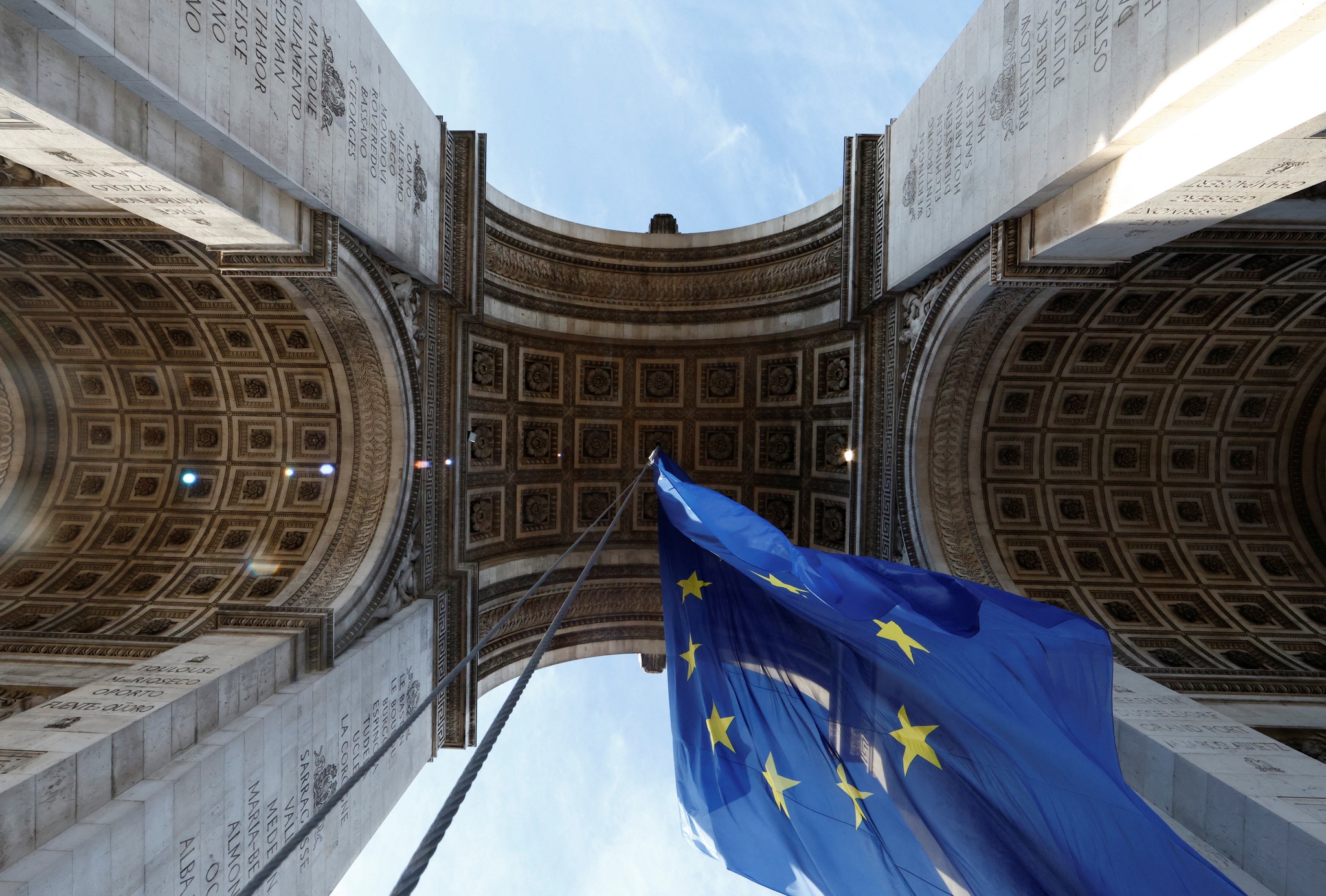 Drapeau de l’Union européenne pris de l’Arc de Triomphe à Paris |  La France