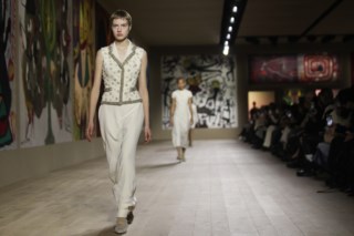 Dior mostra artesanato e aposta no brilho na “passerelle ”de alta-costura em Moda | PÚBLICO