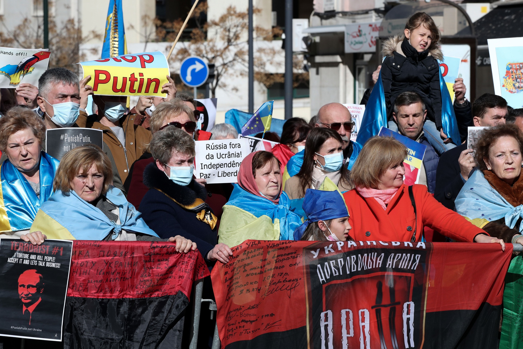 Manifestação de ucranianos frente a embaixada da Federação russa