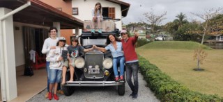 Volta ao mundo: Após 22 anos a bordo de um carro de 1928 e quatro filhos no  caminho, família argentina volta para casa. Veja fotos - Jornal O Globo