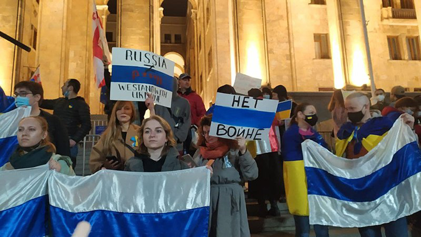 Bandeira nacional trocada por uma da federação russa em Elvas