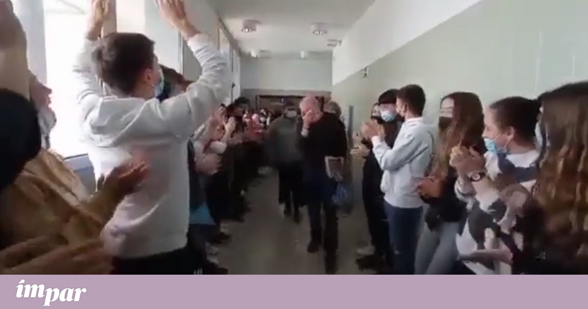 This applause from hundreds of students for the teacher farewell lesson | Spain This applause from hundreds of students for the teacher farewell lesson | Spain
