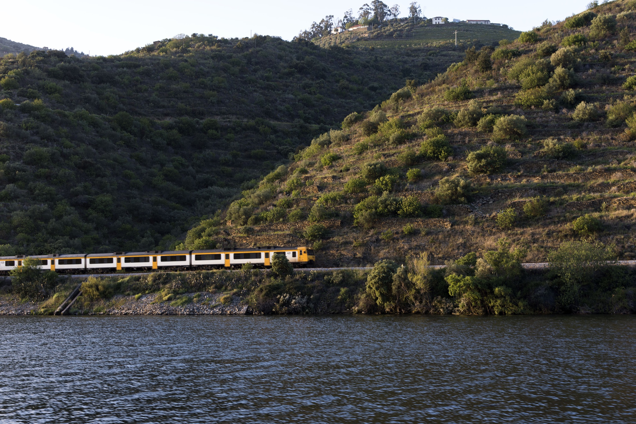 Comboios com poucas carruagens ficaram sobrelotados no Douro durante a Páscoa