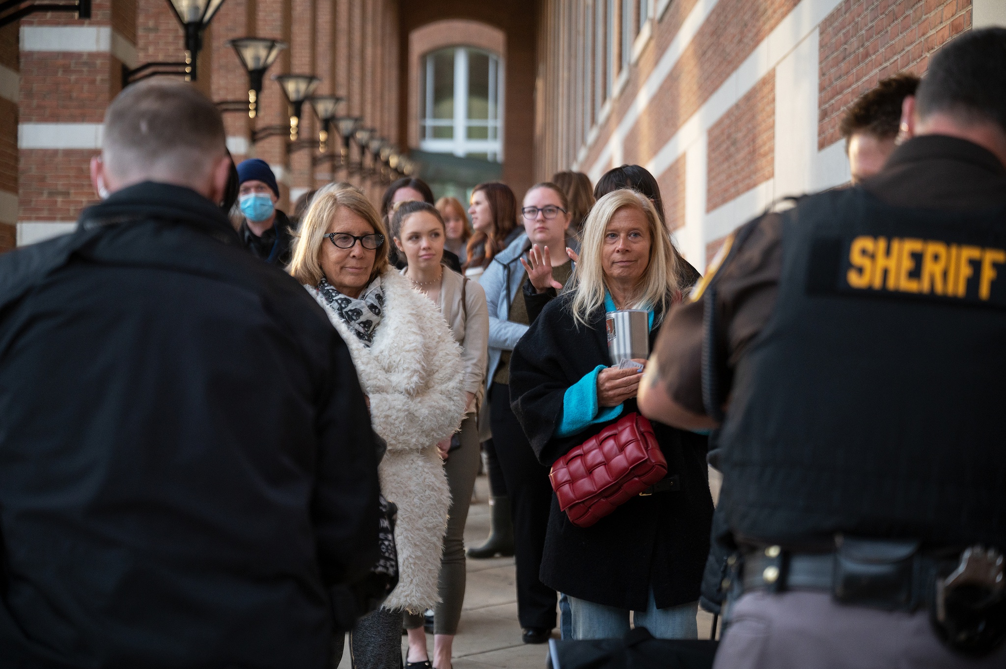 Fãs de Johnny Depp levam alpacas para tribunal de julgamento