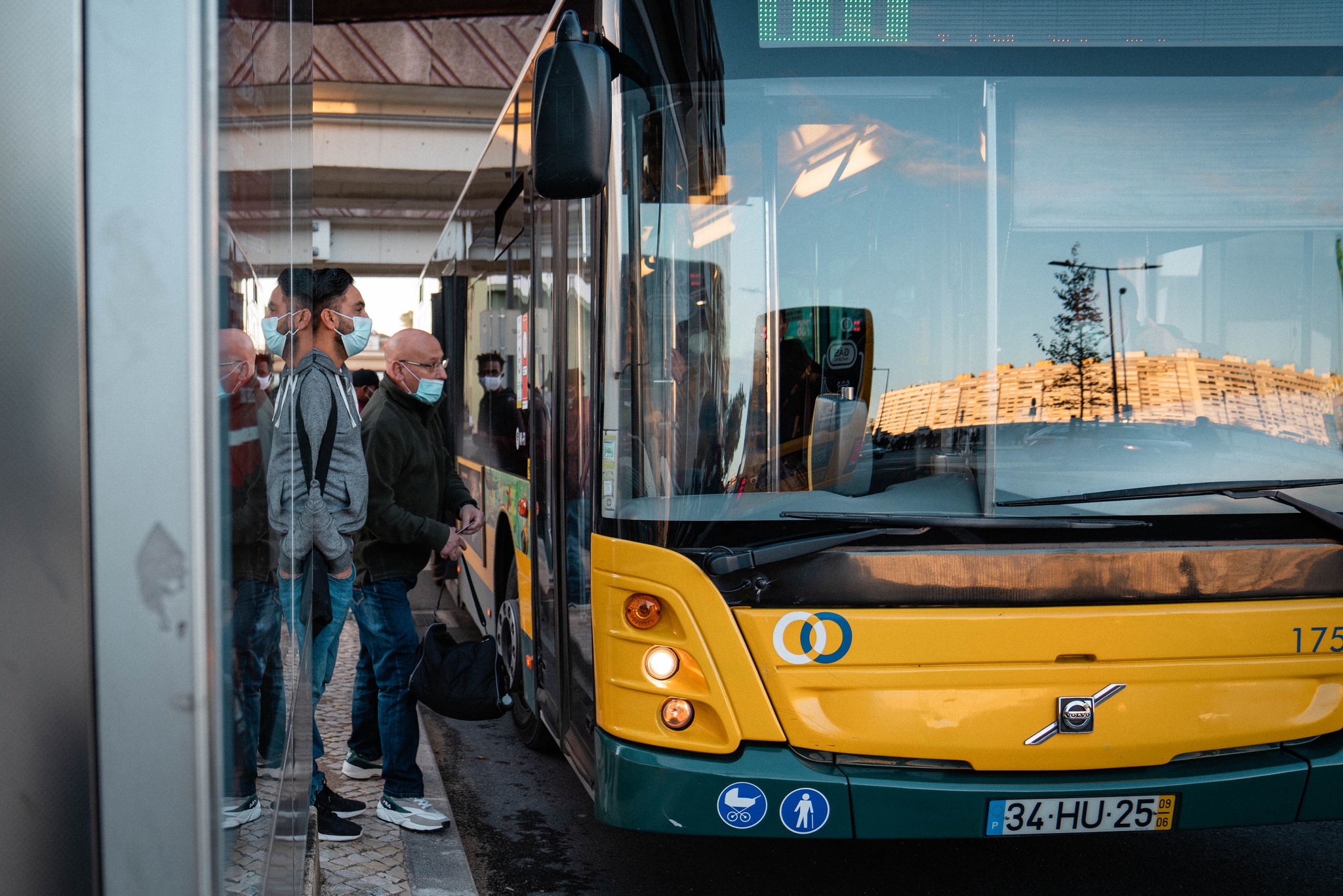 Transportes públicos gratuitos para jovens e idosos aprovados na