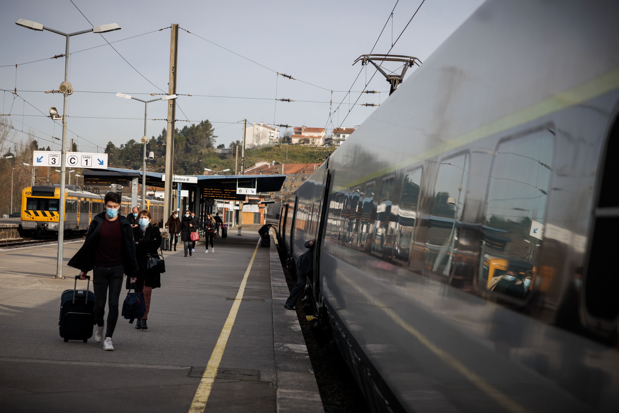 Greve da CP deve parar comboios urbanos do Porto e Coimbra na quinta-feira