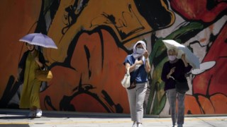 Muitos habitantes continuam a usar máscaras ao ar livre em dias de calor apesar do alerta das autoridades de saúde 