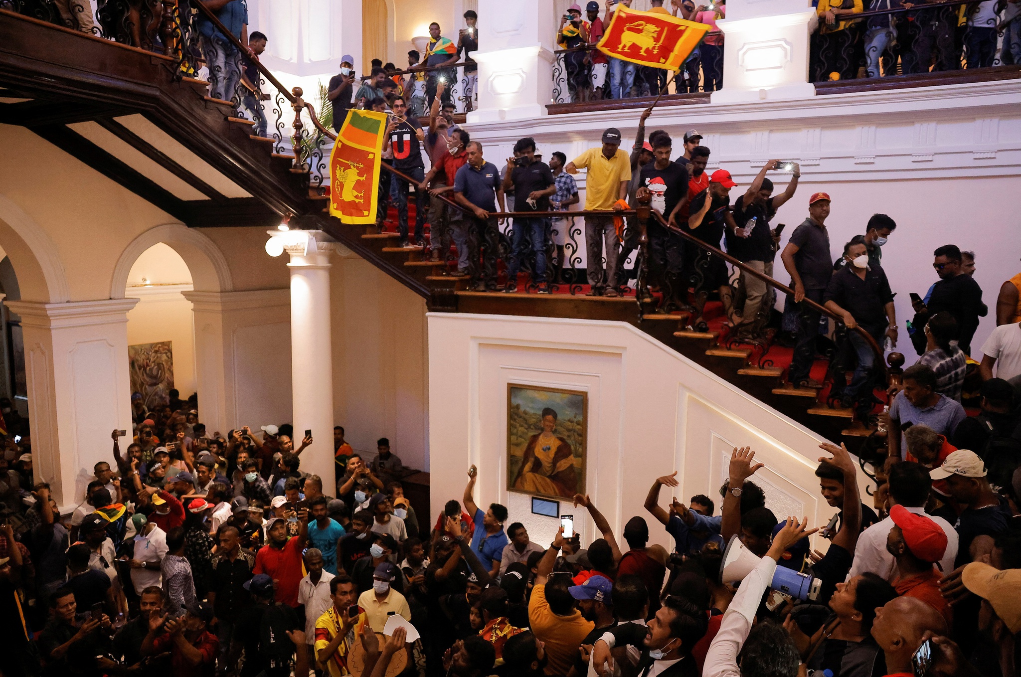 El presidente de Sri Lanka huye de su residencia oficial antes de que los manifestantes invadan |  Sri Lanka