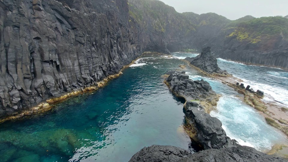 Nos Açores, Trilhos Tradicionais da Fajã de Santo Cristo estão