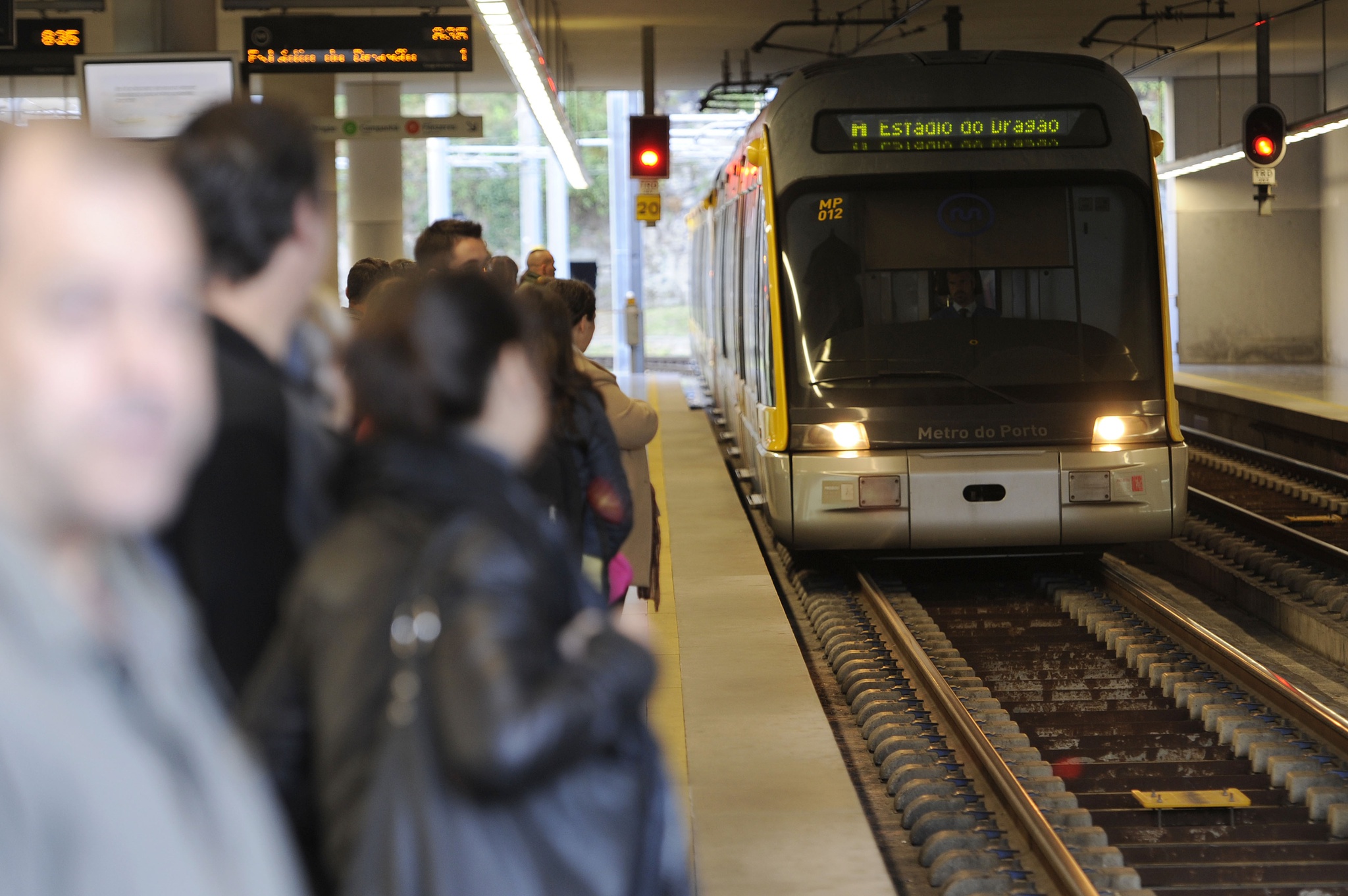 Mulher morre atropelada pelo metro do Porto