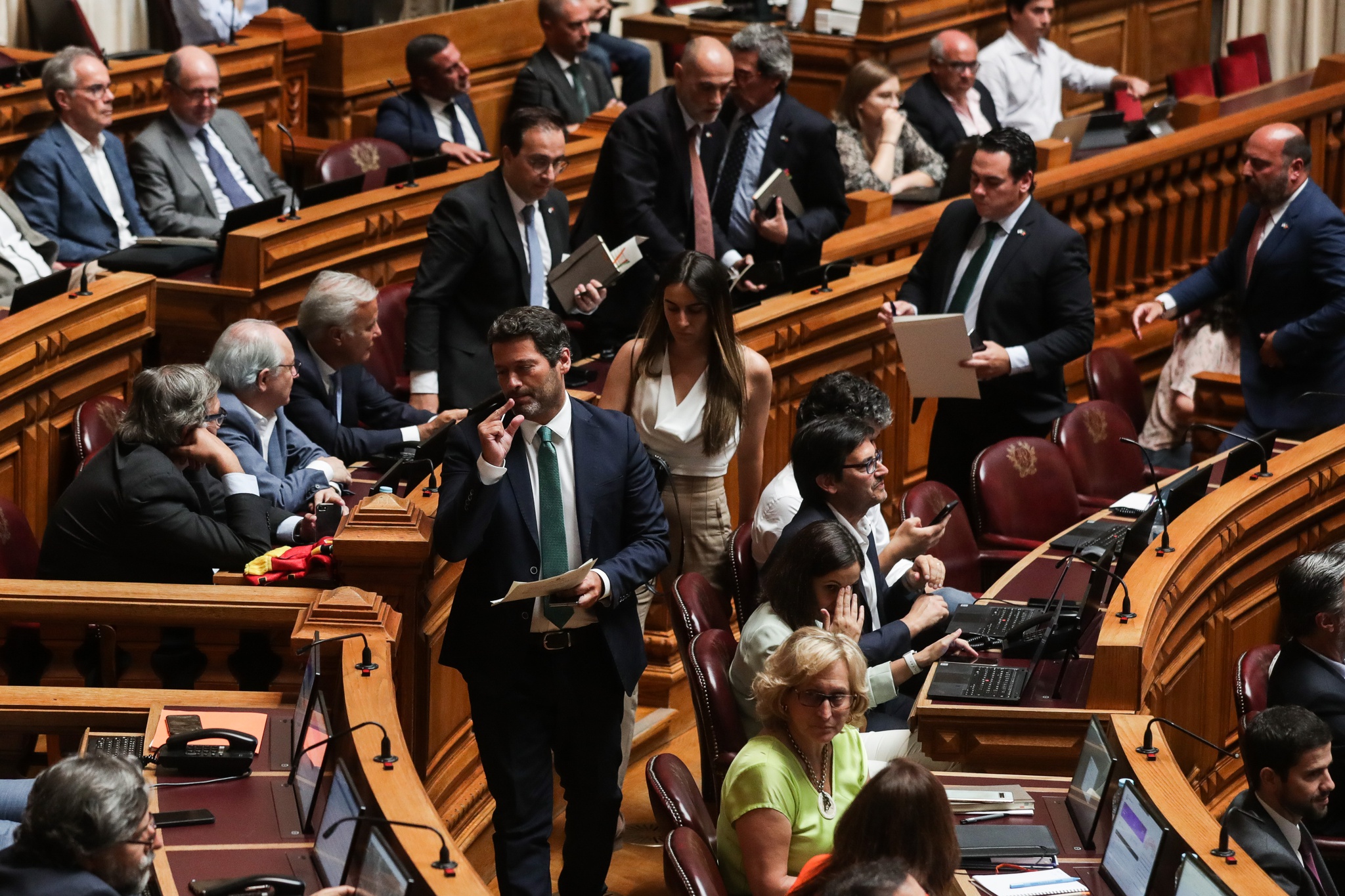 Deputados do Chega abandonam plenário em protesto contra Santos Silva |  André Ventura | PÚBLICO