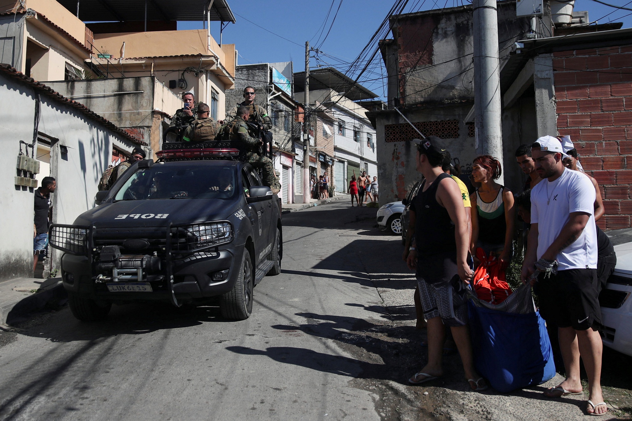 Operação policial mata 18 pessoas em favela do Rio de Janeiro | Brasil |  PÚBLICO