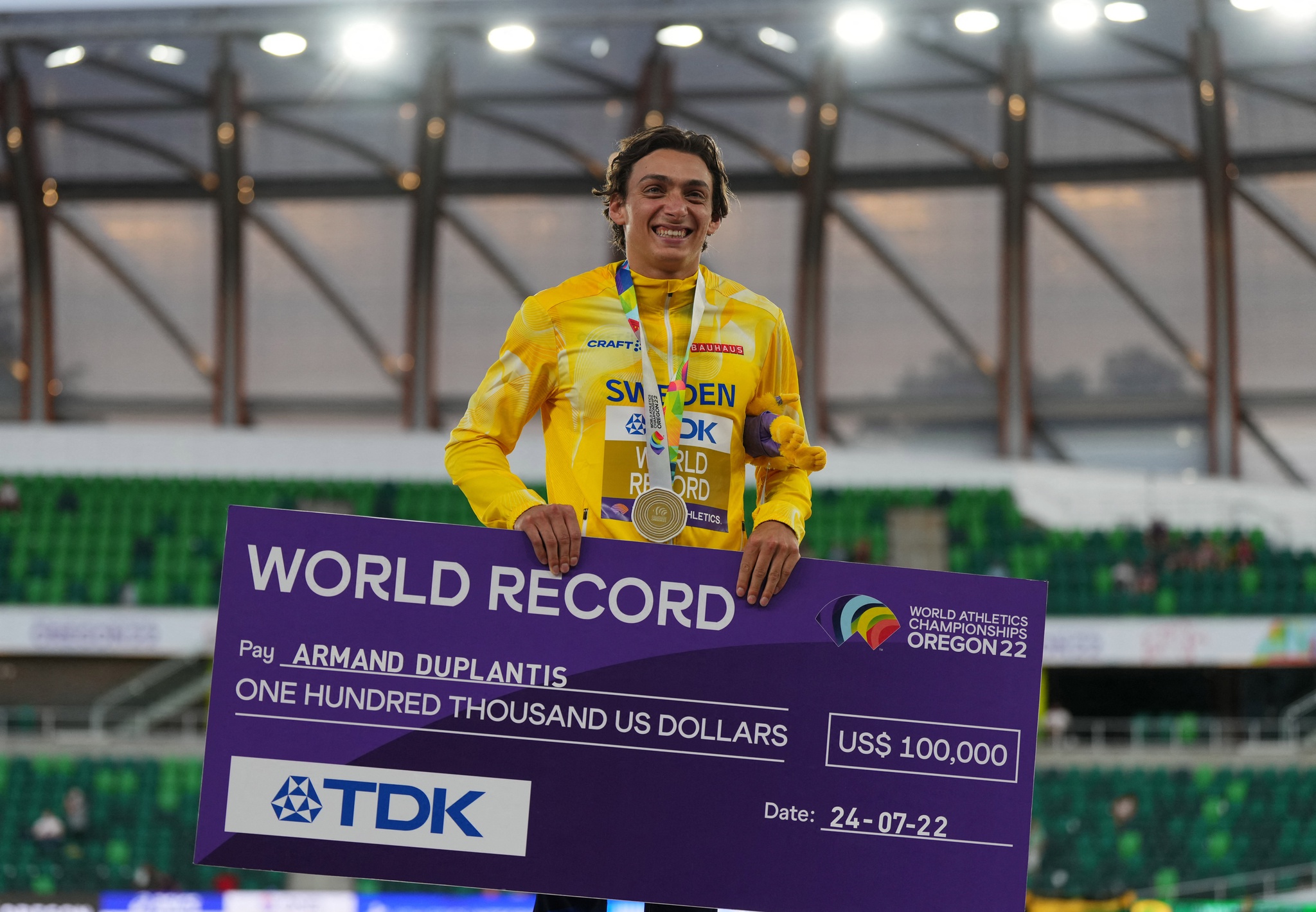 Armand Duplantis quebra recorde e é campeão mundial de salto com vara