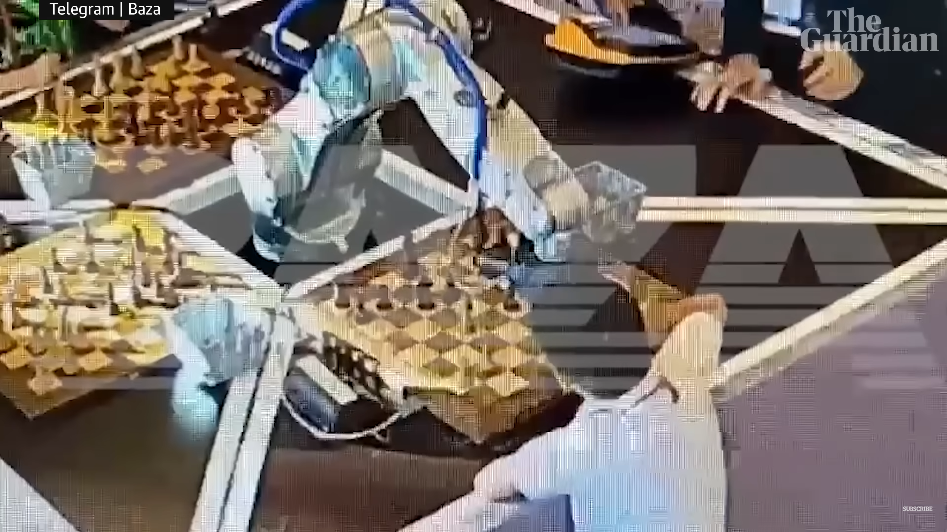 mão de robô de desenho de linha contínua segurando o peão de xadrez para  derrubar o rei do xadrez. xeque-mate. organismo cibernético robô humanóide.  futuro conceito de desenvolvimento de robótica. gráfico de