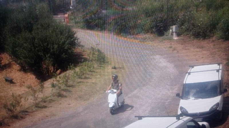 Cuando un turista cruza Pompeya en scooter, es… un crimen |  Italia Cuando un turista cruza Pompeya en scooter, es… un crimen |  Italia
