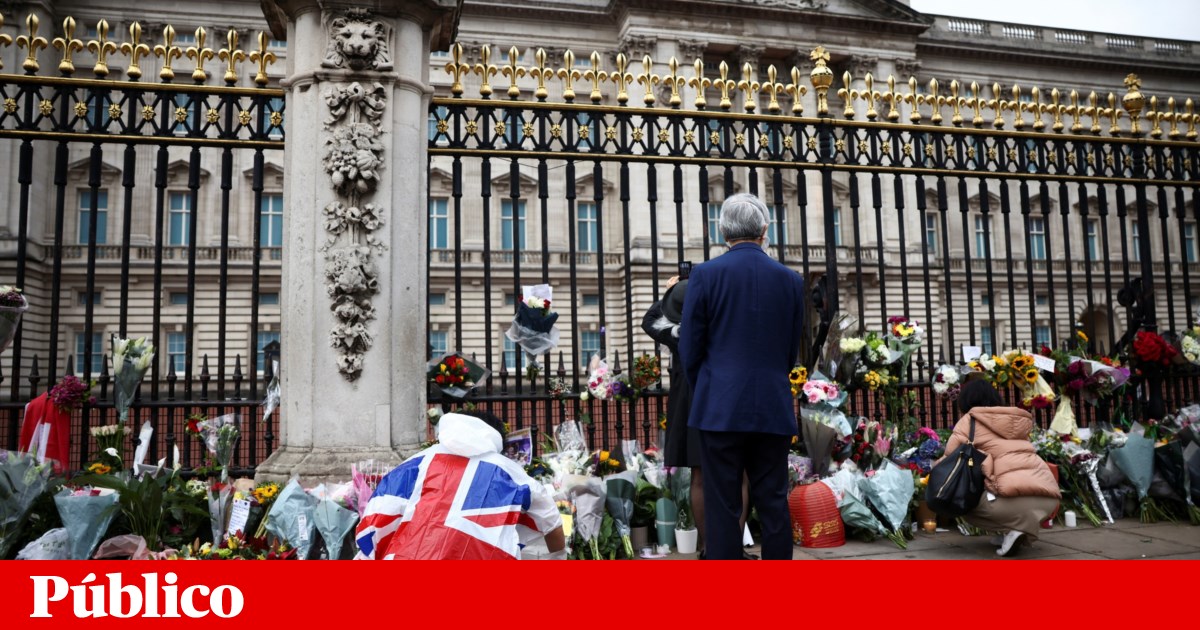 Miles rinden homenaje a Isabel II en el Palacio de Buckingham |  Isabel II