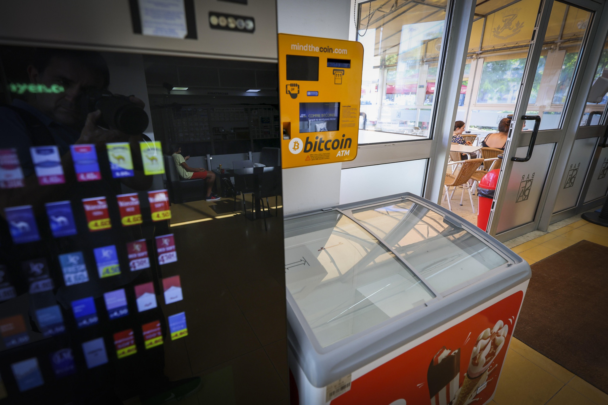Um café e 900 euros em bitcoin, por favor”: em Alverca do Ribatejo, há uma  das ATM de criptomoedas mais movimentadas do país | Reportagem | PÚBLICO