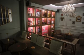 Elevator Sprede kom sammen A “coquetelaria pura e dura” do Red Frog de Lisboa, um dos 50 melhores  bares do mundo | Bares | PÚBLICO
