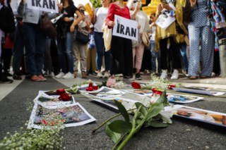 Celebridades francesas cortam cabelo em protesto por iraniana morta