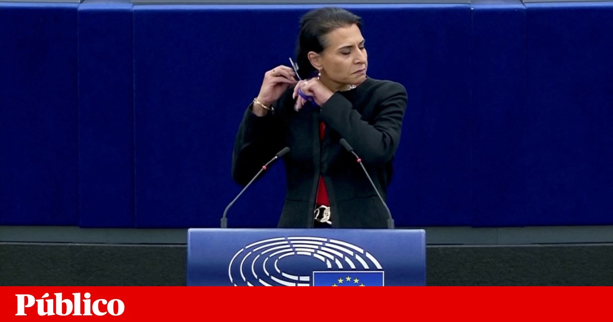 Une députée européenne se coupe les cheveux lors d’un discours pour montrer sa solidarité avec les femmes iraniennes |  Parlement européen
