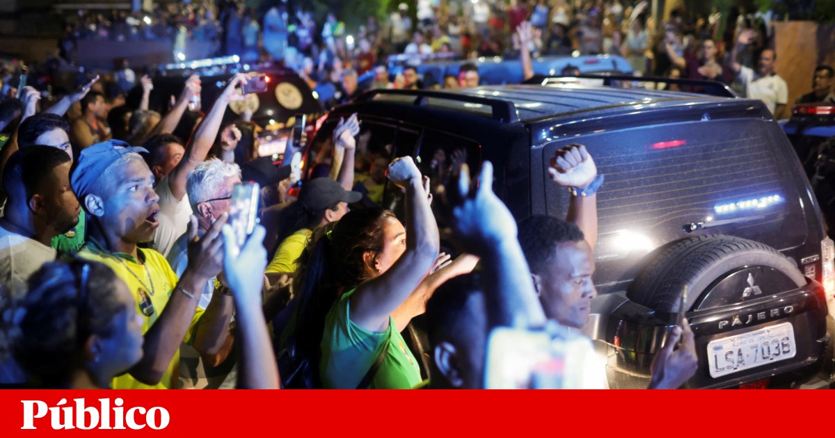 Jair Bolsonaro ally arrested after throwing grenades and wounding police | Brazil Jair Bolsonaro ally arrested after throwing grenades and wounding police | Brazil