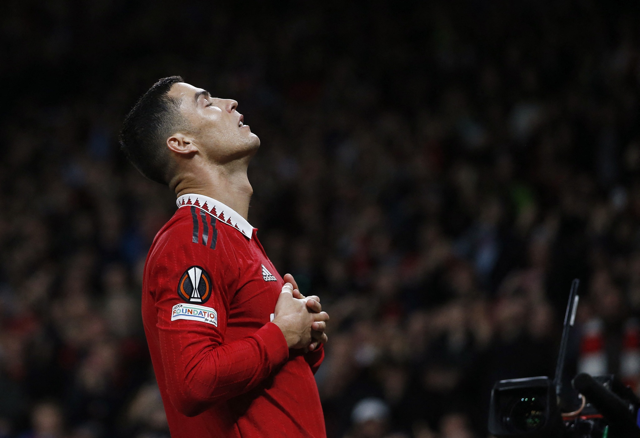 Cristiano Ronaldo salva, e United busca empate com Chelsea no