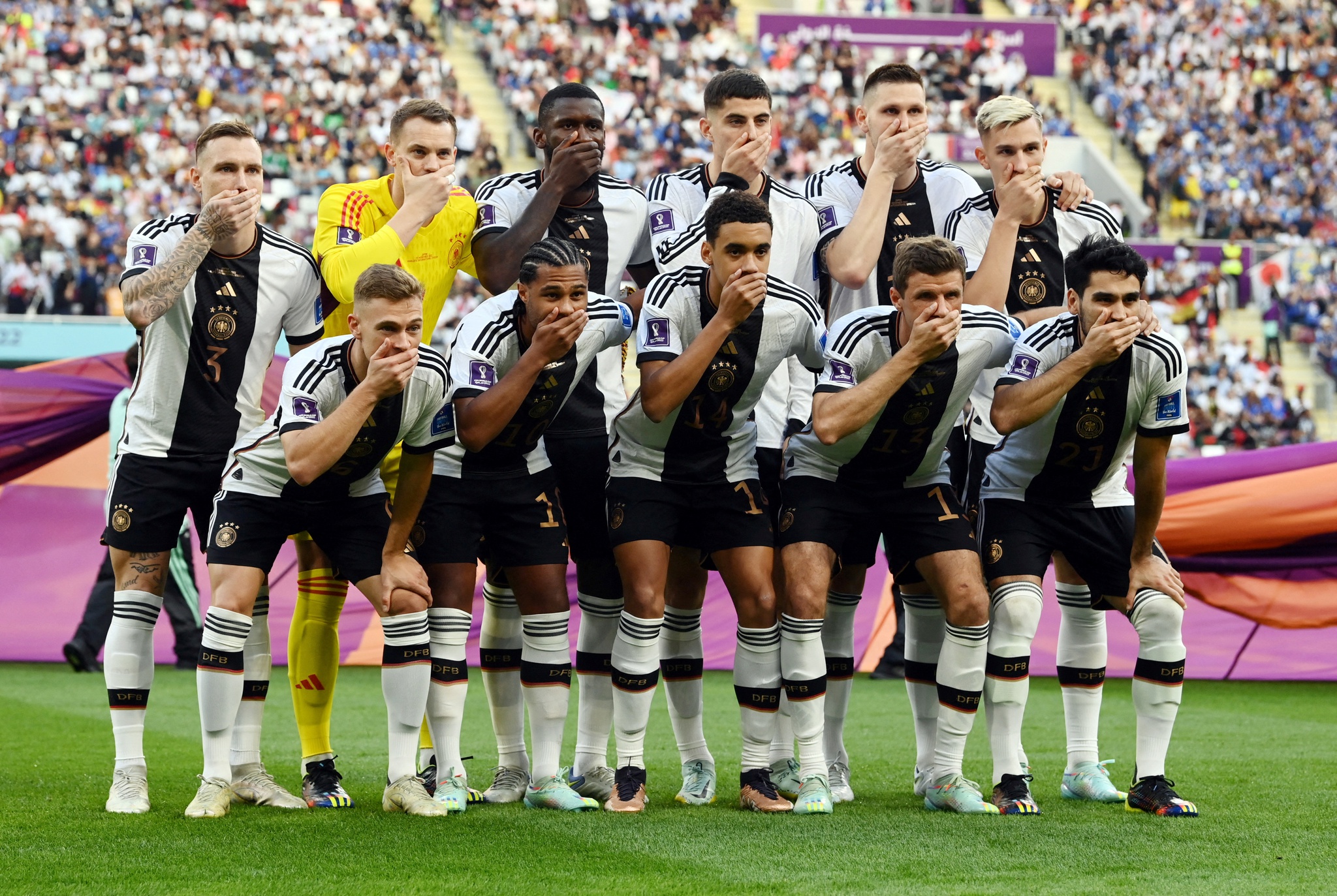 Jogadores da Alemanha protestam contra a Fifa em jogo contra Japão