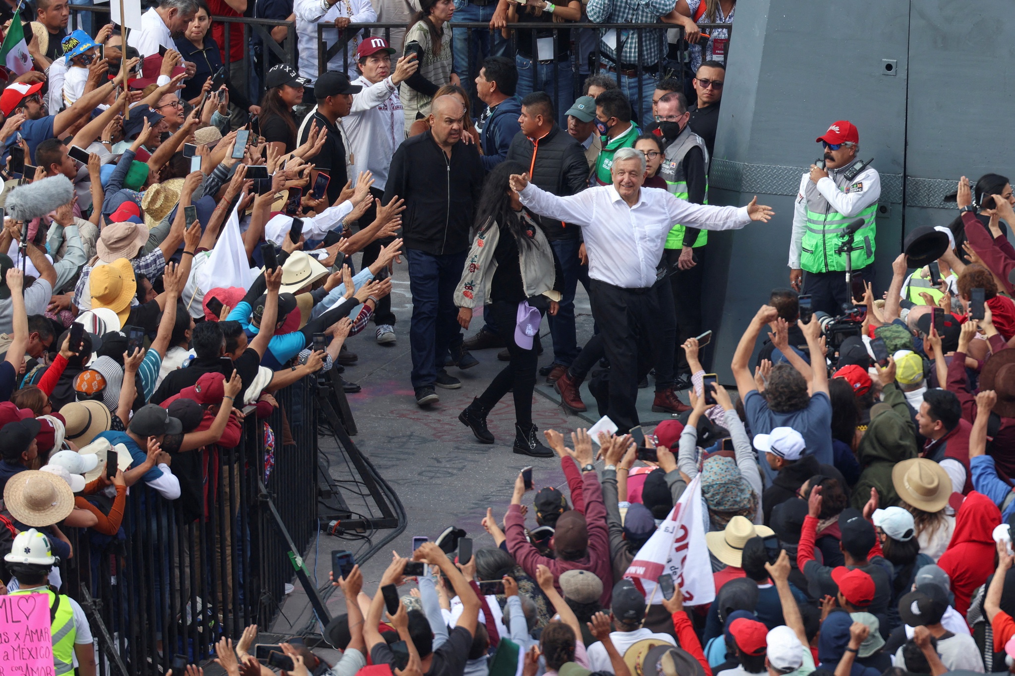 Presidente mexicano defiende reforma electoral con manifestación en capital |  América Latina