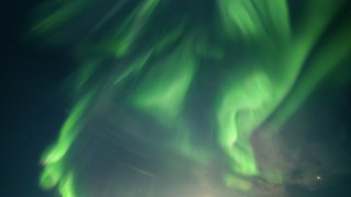 “Uma Torre de Gelo”. Scoresby Sund, Gronelândia. "Em altitudes como 71º norte, a aurora é mais forte do que em latitudes mais a sul, graças ao poder magnético do norte."