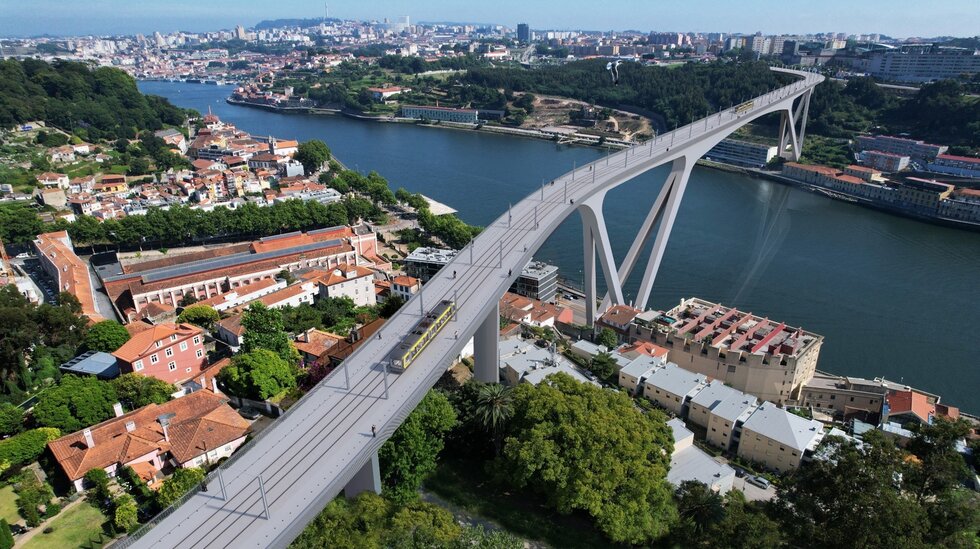 Nova ponte do metro do Porto vai ter esplanadas nos pilares da estrutura