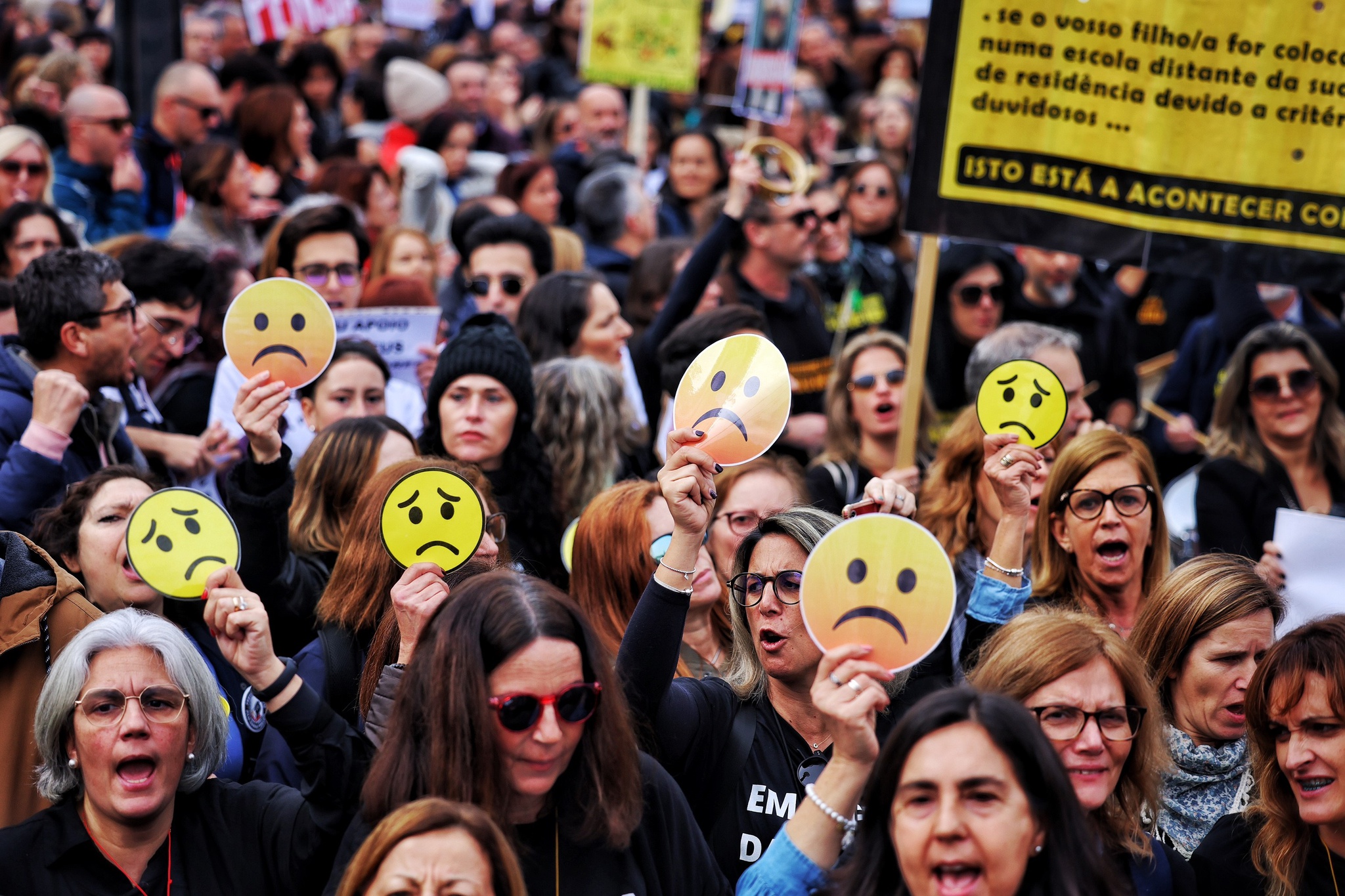 Centenas de professores e auxiliares em protesto e escolas