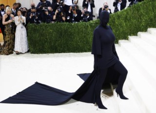 Fendi e Kim Kardashian se juntam para fazer nova coleção de roupas