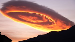 ELVE: fenômeno raro forma anel vermelho gigante no céu da Itália